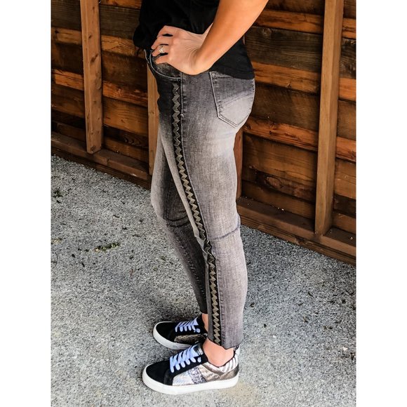 Driftwood Jackie Zig Zag Beaded Skinny Jeans Size 31 NWOT - Picture 4 of 13